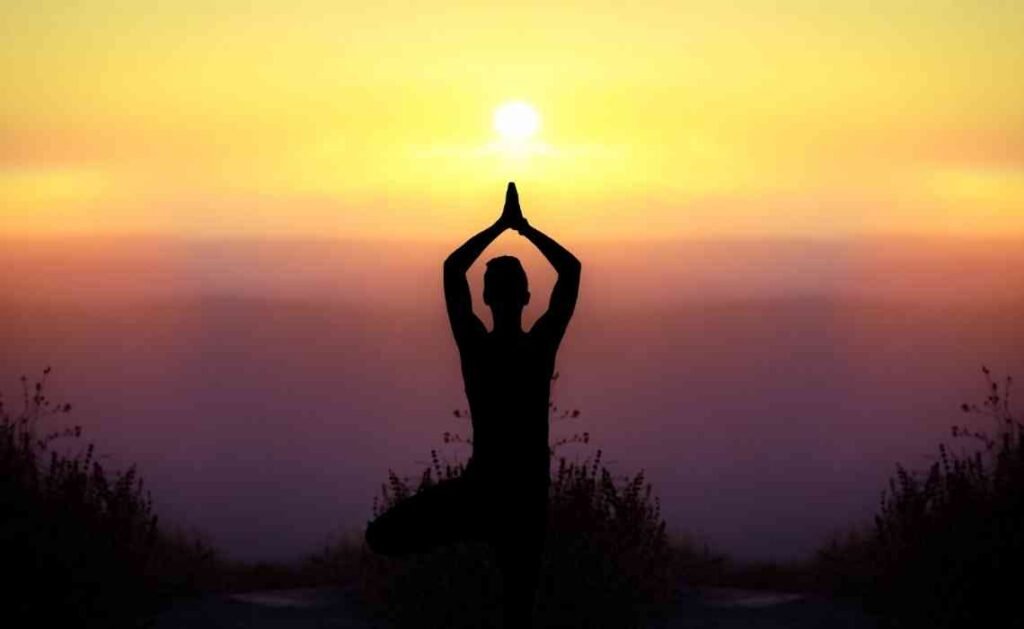 practising yoga at sunrisse