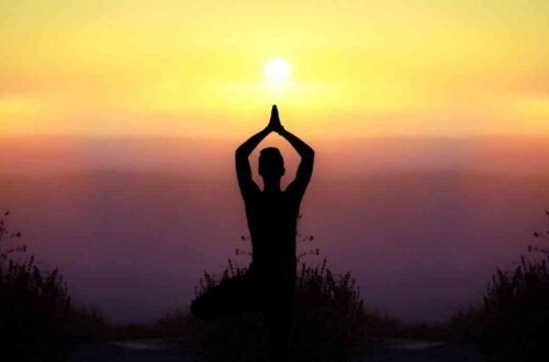 practising yoga at sunrisse