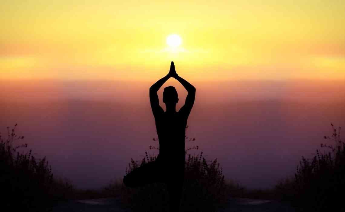 practising yoga at sunrisse